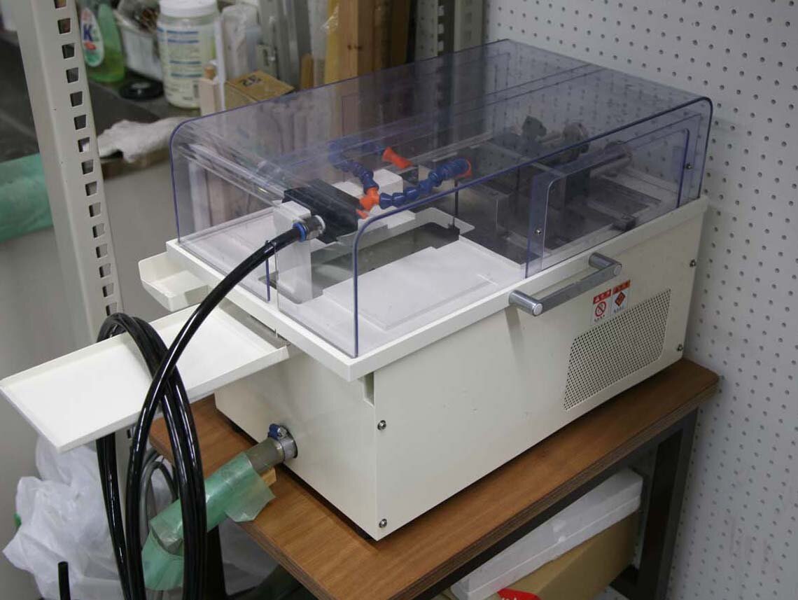 ラボカッター・小型万能切断機　Cutting Machine with Coolant System
