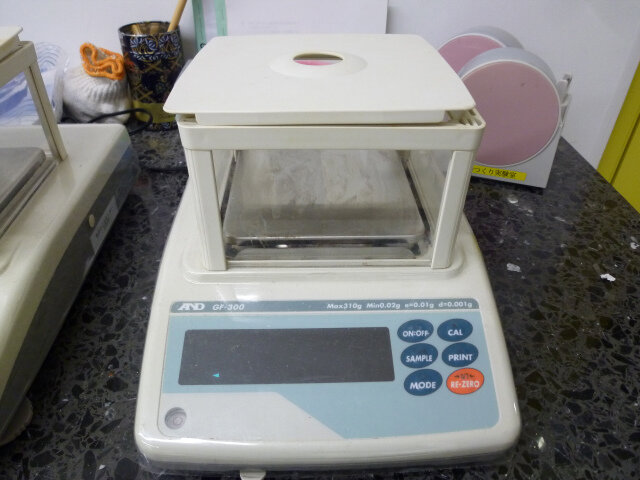 電子天秤（天びん）Electronic balance